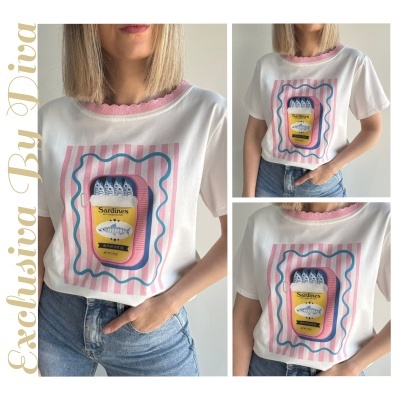 T-shirt branca com estampa de lata de sardinhas amarela e riscas rosas