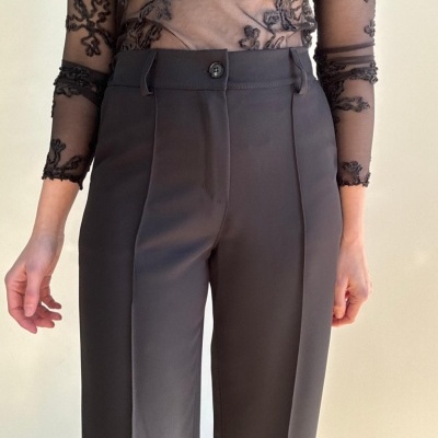 Calças pretas e blusa transparente preta bordada