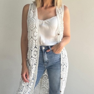 Colete comprido branco em renda aberta com padrão floral