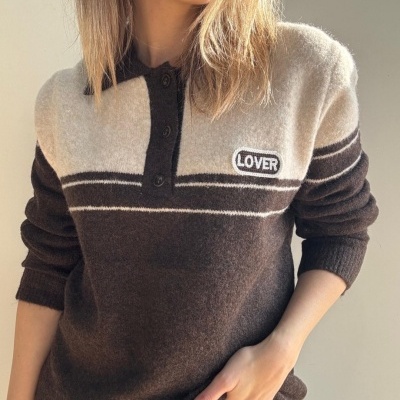 Camisola castanho escuro e bege com riscas e emblema LOVER