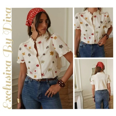 Blusa branca com flores coloridas, jeans azuis e lenço vermelho com flores