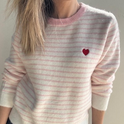Camisola de malha branca riscada rosa com bordado de coração vermelho