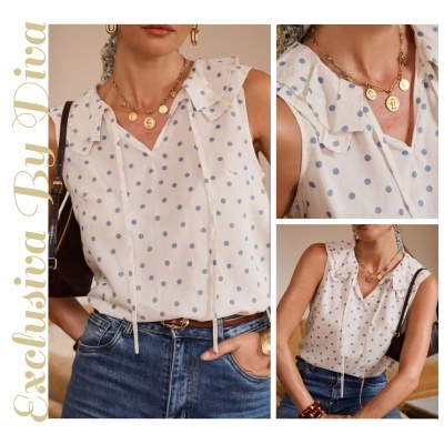 Blusa feminina branca com bolinhas azuis e gola babada