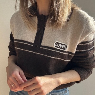 Camisola de malha castanha e bege com logo LOVER no peito