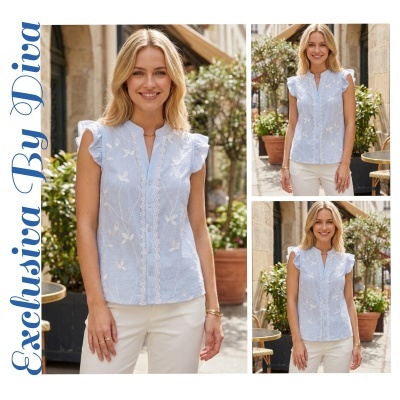 Blusa azul clara com riscas e bordados florais