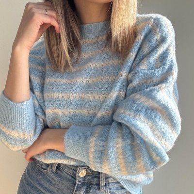 Camisola de malha azul com riscas creme e jeans