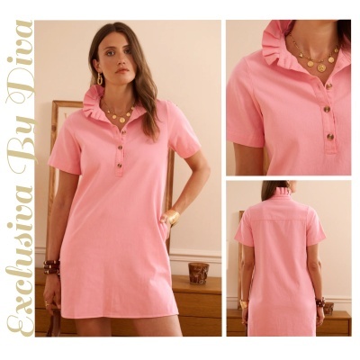 Vestido curto rosa com gola frisada e botões com modelo e acessórios
