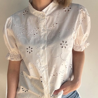 Blusa branca bordada com manga curta e gola de padre