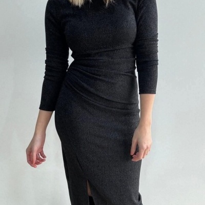 Vestido longo preto com manga comprida e racha na frente