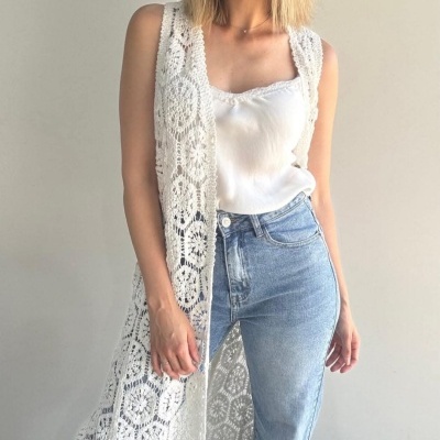 Colet longo branco em croché, top branco e jeans azul claro