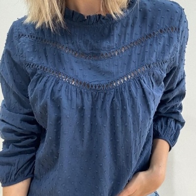 Blusa azul escuro texturizada com renda e mangas compridas