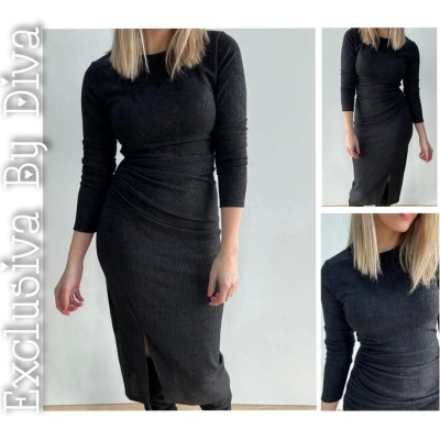 Vestido preto comprido com manga comprida e racha frontal