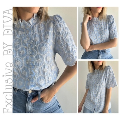 Blusa azul clara rendada com botões e folhos, em três vistas distintas.