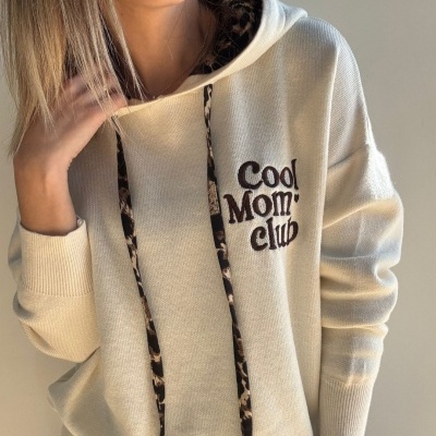 Sweatshirt bege com capuz e padrão animal print nos cordões e texto bordado na frente