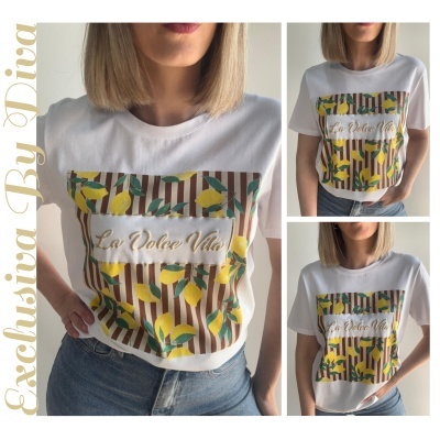 T-shirt branca com padrão de limões e texto La Dolce Vita em bordado dourado