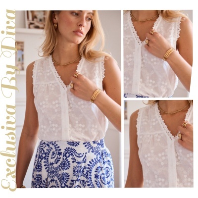 Blusa branca transparente floral com saia azul e branca e acessórios dourados