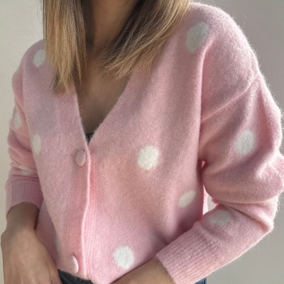 Casaco de malha rosa com bolinhas brancas e botão forrado