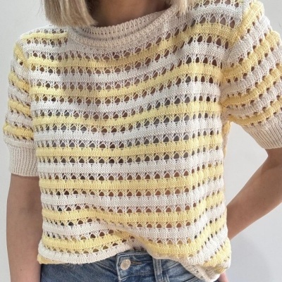 Camisola feminina de malha com riscas amarelas e brancas e pontos abertos