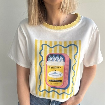 T-shirt branca com estampado de lata de sardinhas e gola amarelo canelada.