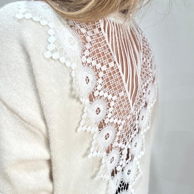 Top creme com renda branca floral nas costas