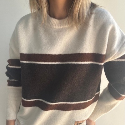 Camisola de malha com riscas horizontais em branco, castanho e preto