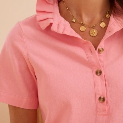 Blusa rosa com gola franzida e acessórios dourados