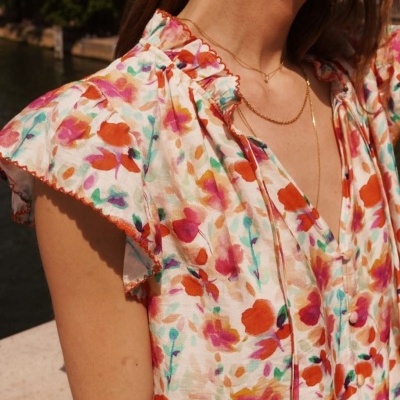 Blusa feminina com padrão floral colorido e mangas curtas bufantes