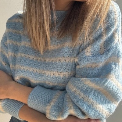 Camisola feminina de malha riscada azul claro e branco com punhos e gola azuis.