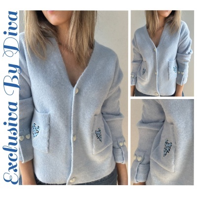 Cardigan azul claro com botões em forma de coração e bolsos com coração estampado