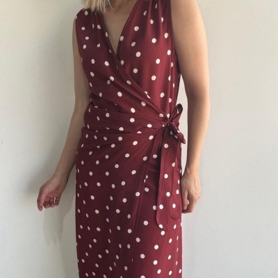 Vestido midi vermelho vinho com bolinhas brancas e laço lateral