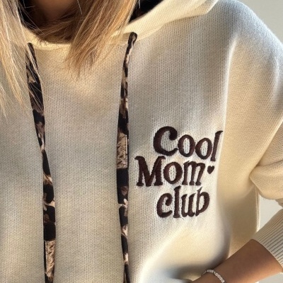 Sweatshirt creme com capuz e texto bordado 'Cool Mom club'