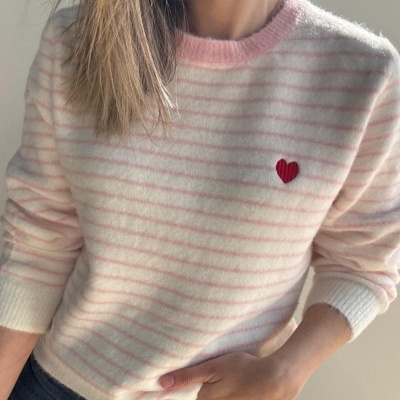 Camisola de malha às riscas cor-de-rosa e branco com coração vermelho bordado