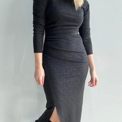 Vestido cinza escuro de malha com manga comprida e fenda, usado com botas pretas