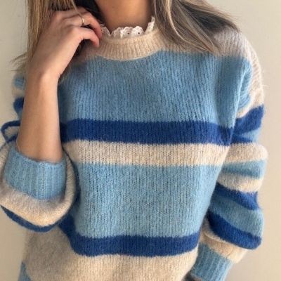 Camisola riscada azul e bege em malha grossa com gola redonda e punhos canelados.