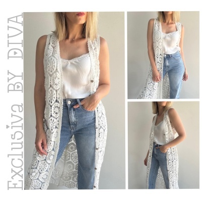 Colete comprido em renda branca com padrão floral sobre blusa branca e jeans azuis
