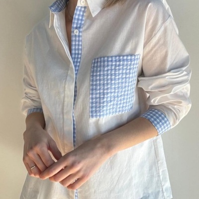 Camisa branca com detalhes azul claro em padrão de quadrados com mangas compridas