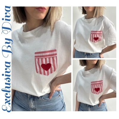 T-shirt branca com bolso riscado vermelho e branco e aplique coração vermelho