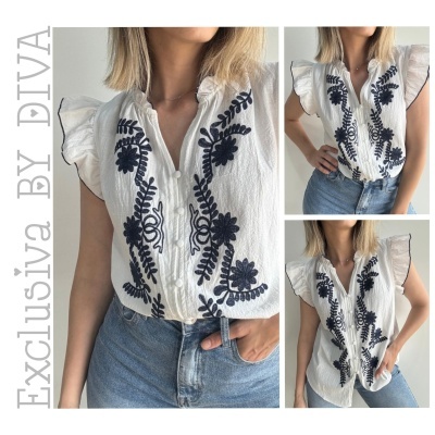 Blusa branca com bordados florais pretos e folhos nas mangas