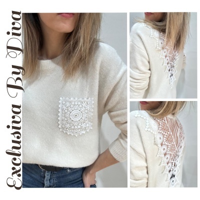 Camisola creme de malha com renda branca e bolso frontal em renda.
