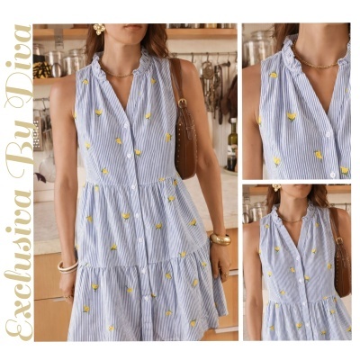 Vestido azul claro às riscas brancas com flores amarelas e acessórios usados