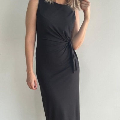 Vestido preto comprido sem mangas com nó lateral