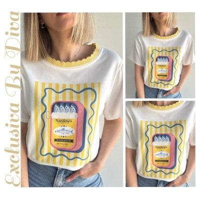 T-shirt branca com estampa colorida de lata de sardinhas e gola amarela