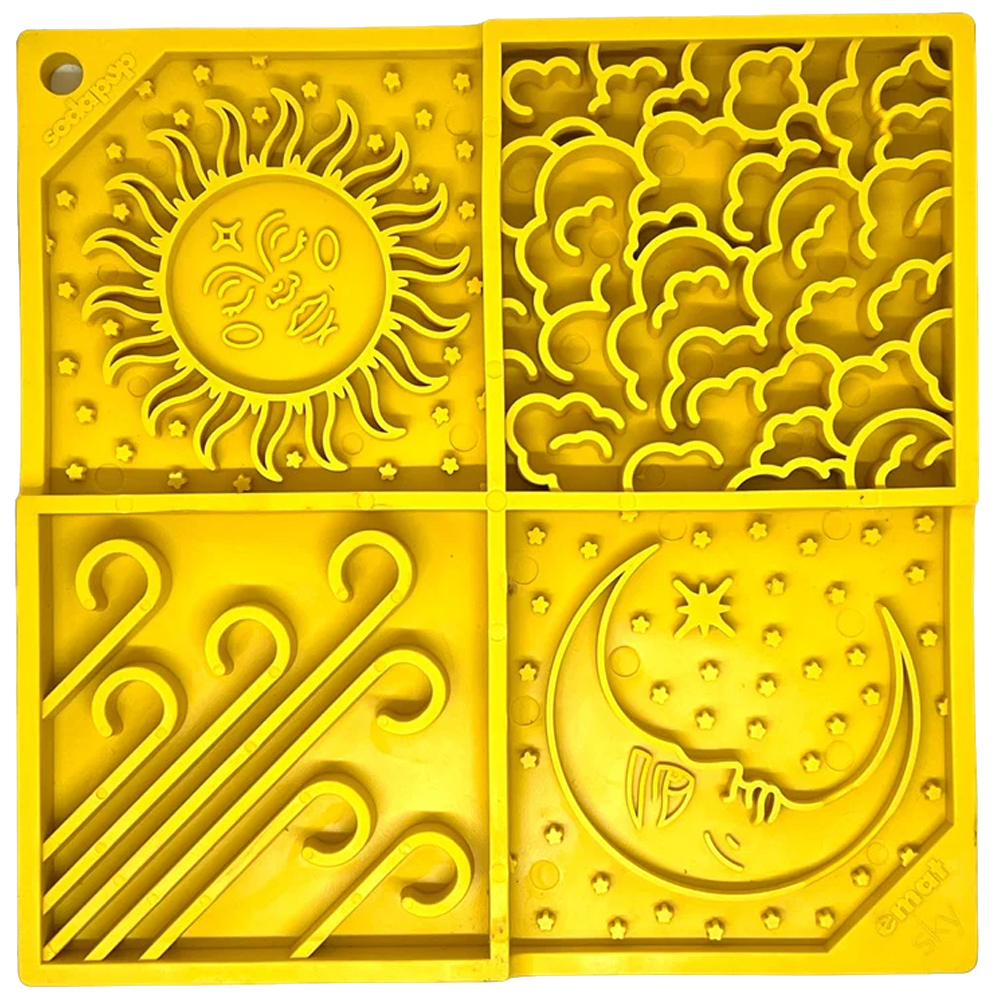 Tapete de lamber Sky eMat! LickMat Conjunto de quatro moldes amarelos com relevos de sol, nuvens, linhas e lua.
