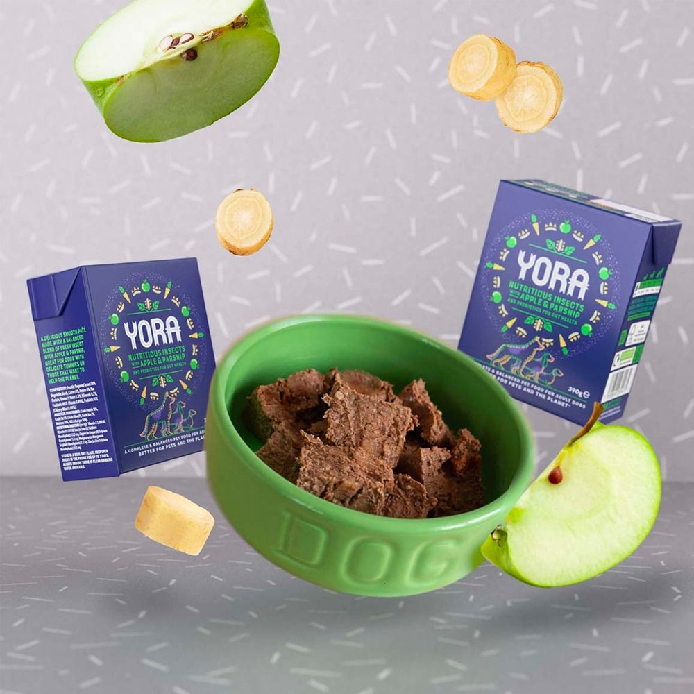 Pate de cherovia e maçã para cães YORA 390g Comida para cães YORA com maçã e pastinaga em embalagem azul e tigela verde