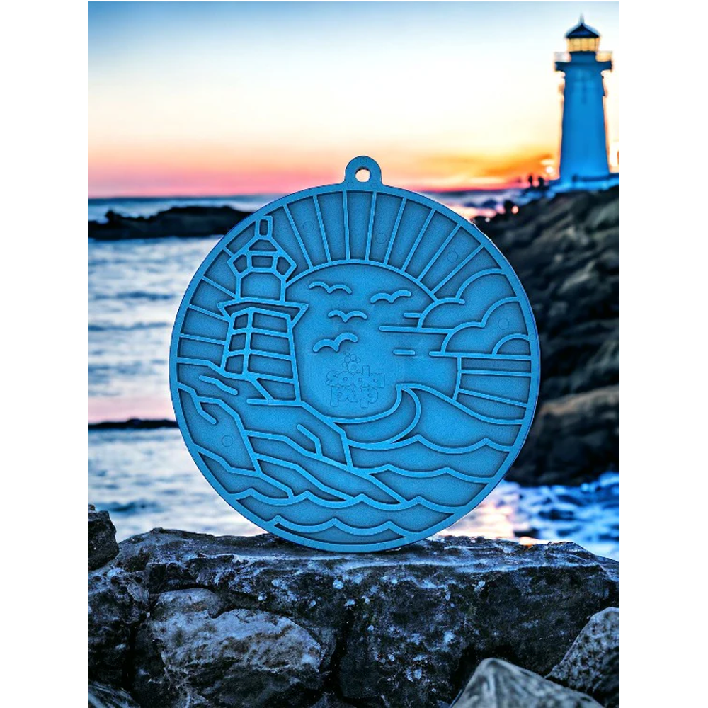 Tapete de lamber Lighthouse eMat! LickMat Anel decorativo azul com desenho de farol e mar