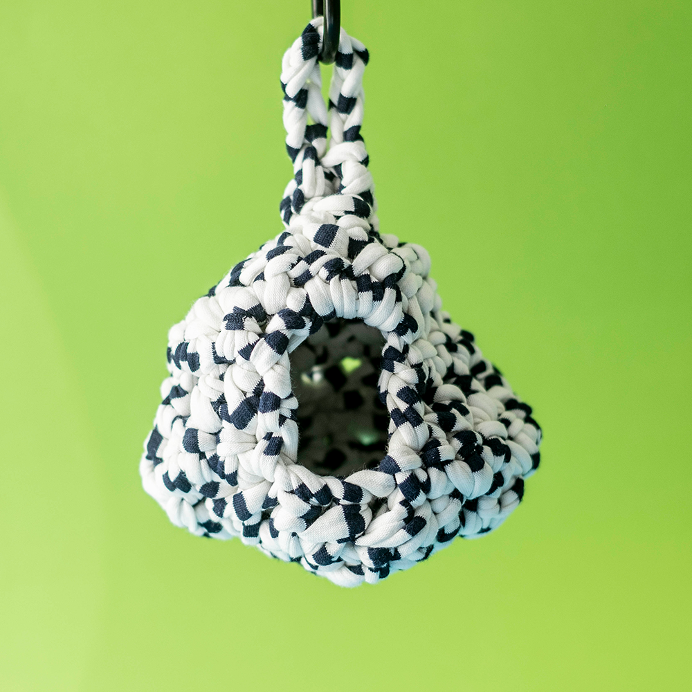 Ninho Azul e Branco em crochet para roedores Pendente trançado em tecido branco e preto suspenso