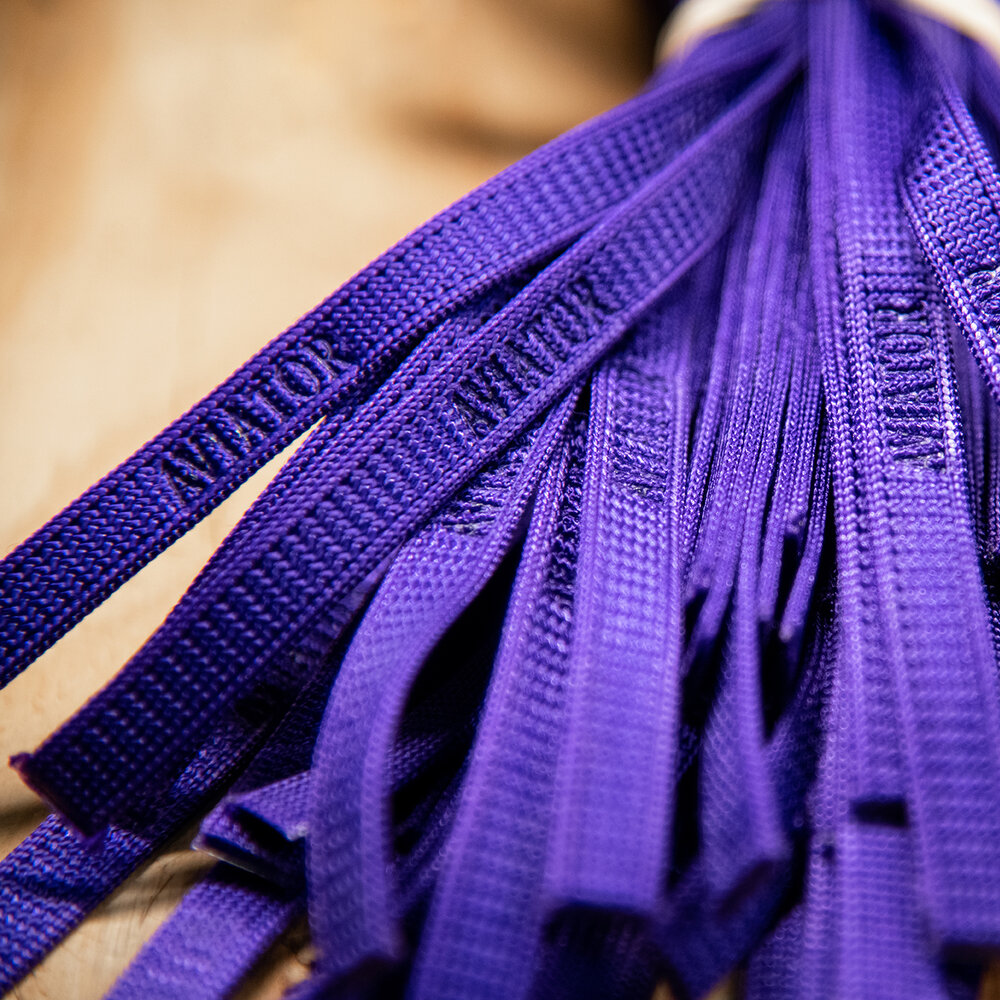 Aviator Vermelho - Bird Harness Atacador de ténis roxo com texto AYRTOR