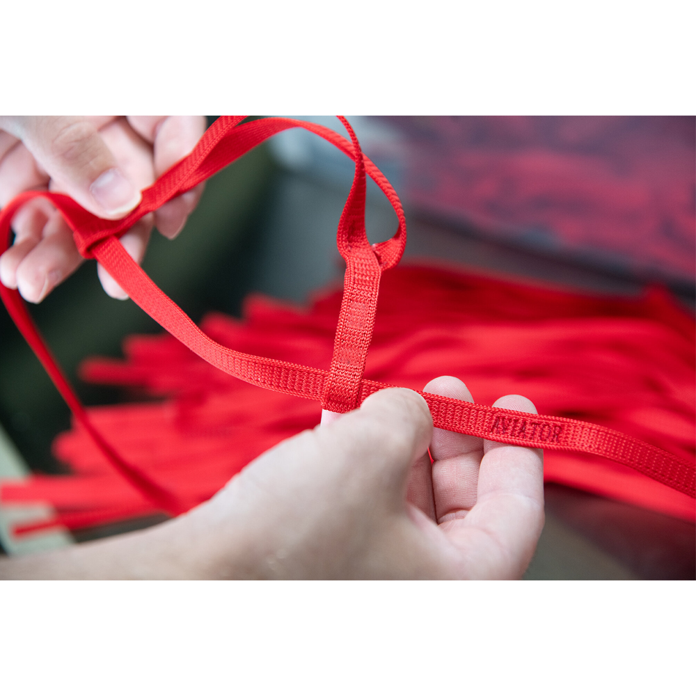 Aviator Vermelho - Bird Harness Fita vermelha de tecido com texto AVIATOR segurada por duas mãos