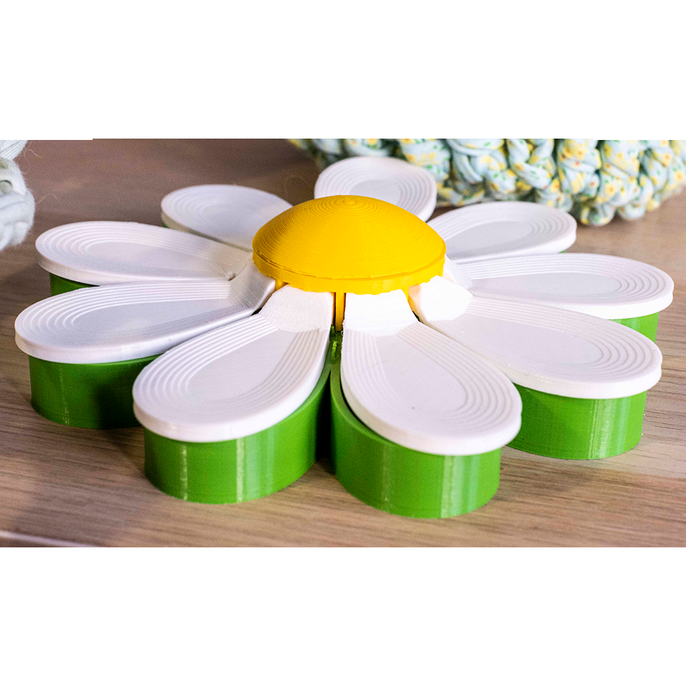Foraging Flower Organizador de mesa formato flor em verde, branco e amarelo sobre madeira