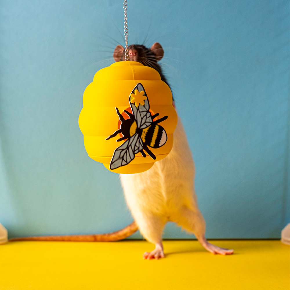 Colmeia de Abelhas (bee hive) foraging toy Lanterna amarela em forma de colmeia com abelha impressa suspensa por corrente, rato ao fundo